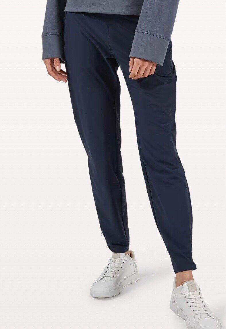 ON CLOUD WMN Lightweight Running Pants Knee Vent Navy Med.