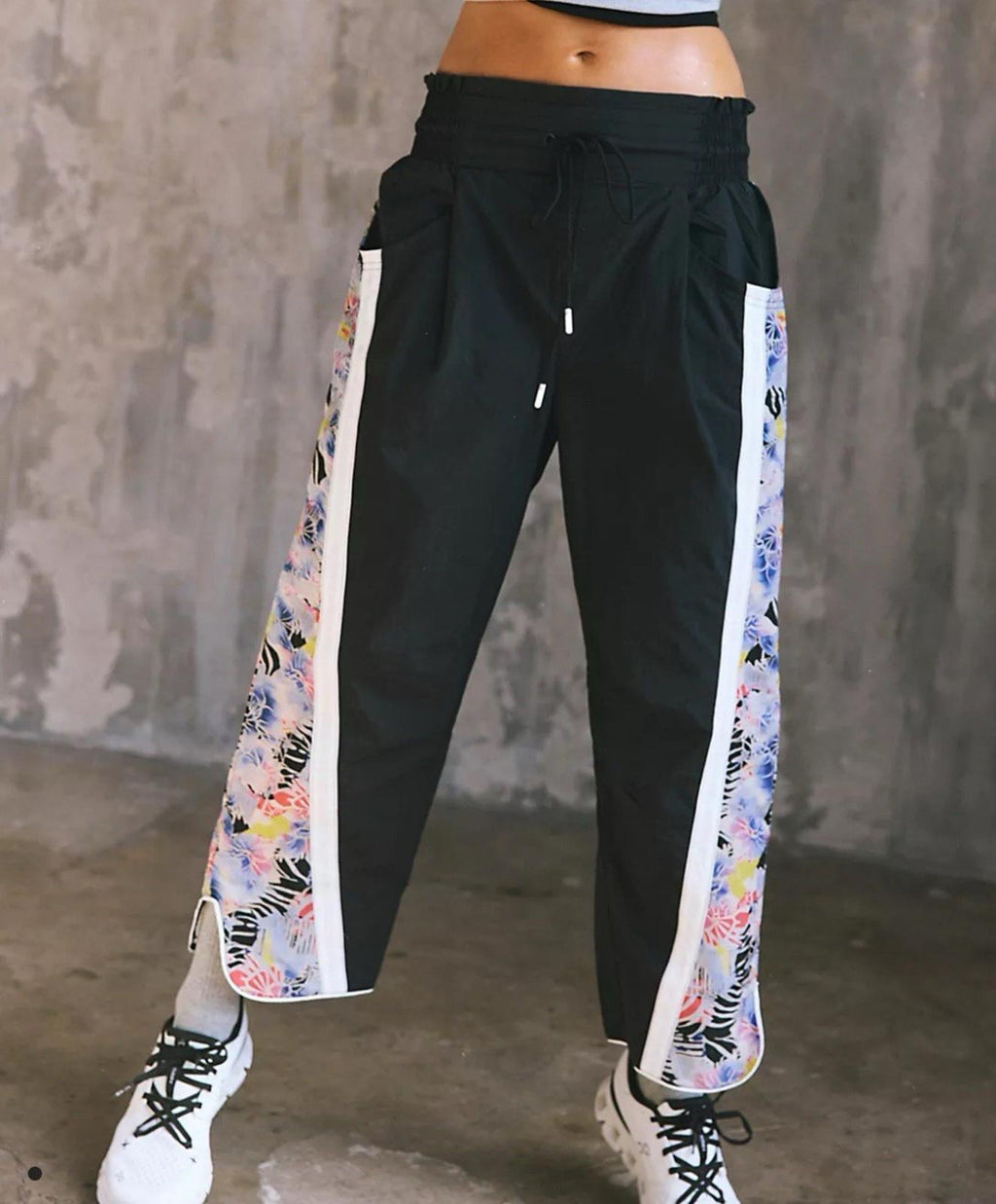 FP Movement Champ Is Here Printed Pants Black Floral Womens XS Track Pants NEW!
