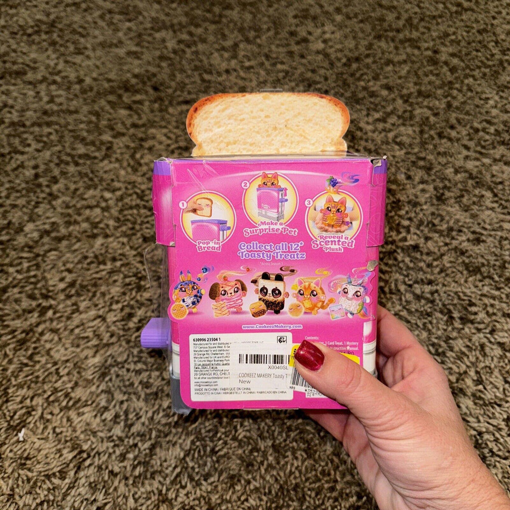 Cookeez Makery TOASTY TREATZ Toaster Oven Toy Scented Surprise Baked Plush Pet