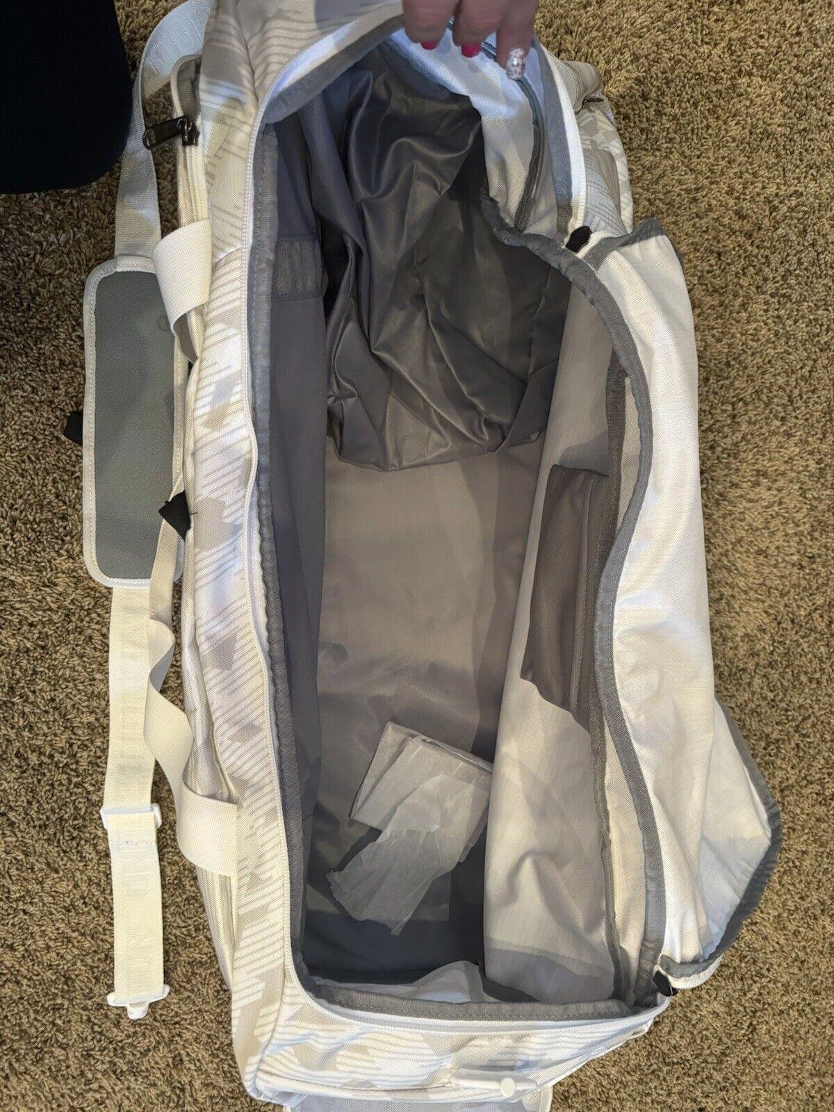 Under Armour Association UAA Basketball Duffle Bag w Pockets
