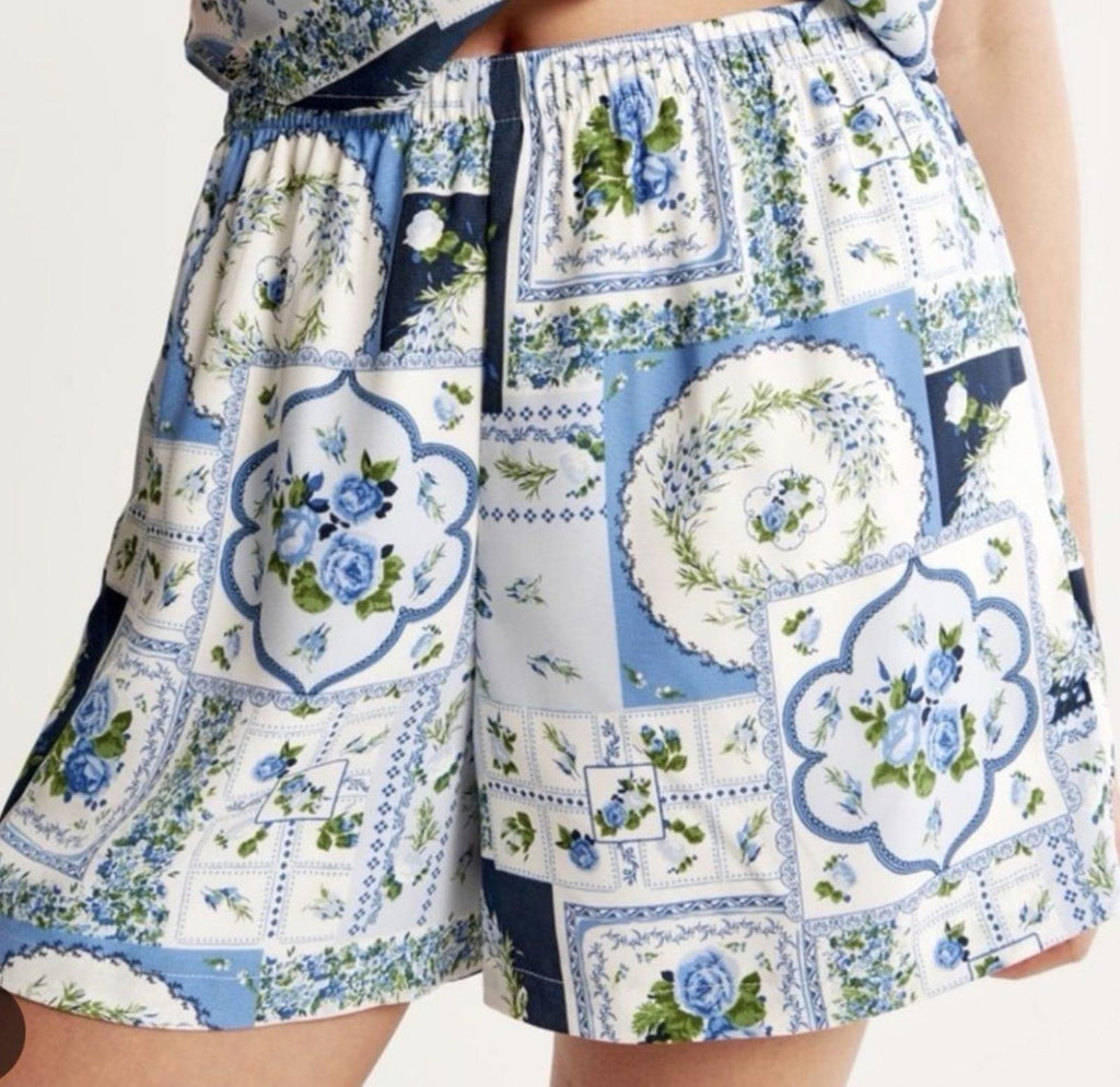 NEW Abercrombie & Fitch Blue Faux Silk Pull-On Short Blue floral- Size XXS