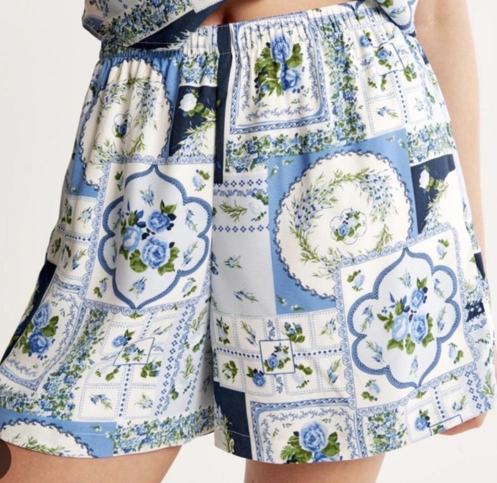NEW Abercrombie & Fitch Blue Faux Silk Pull-On Short Blue floral- Size XXS