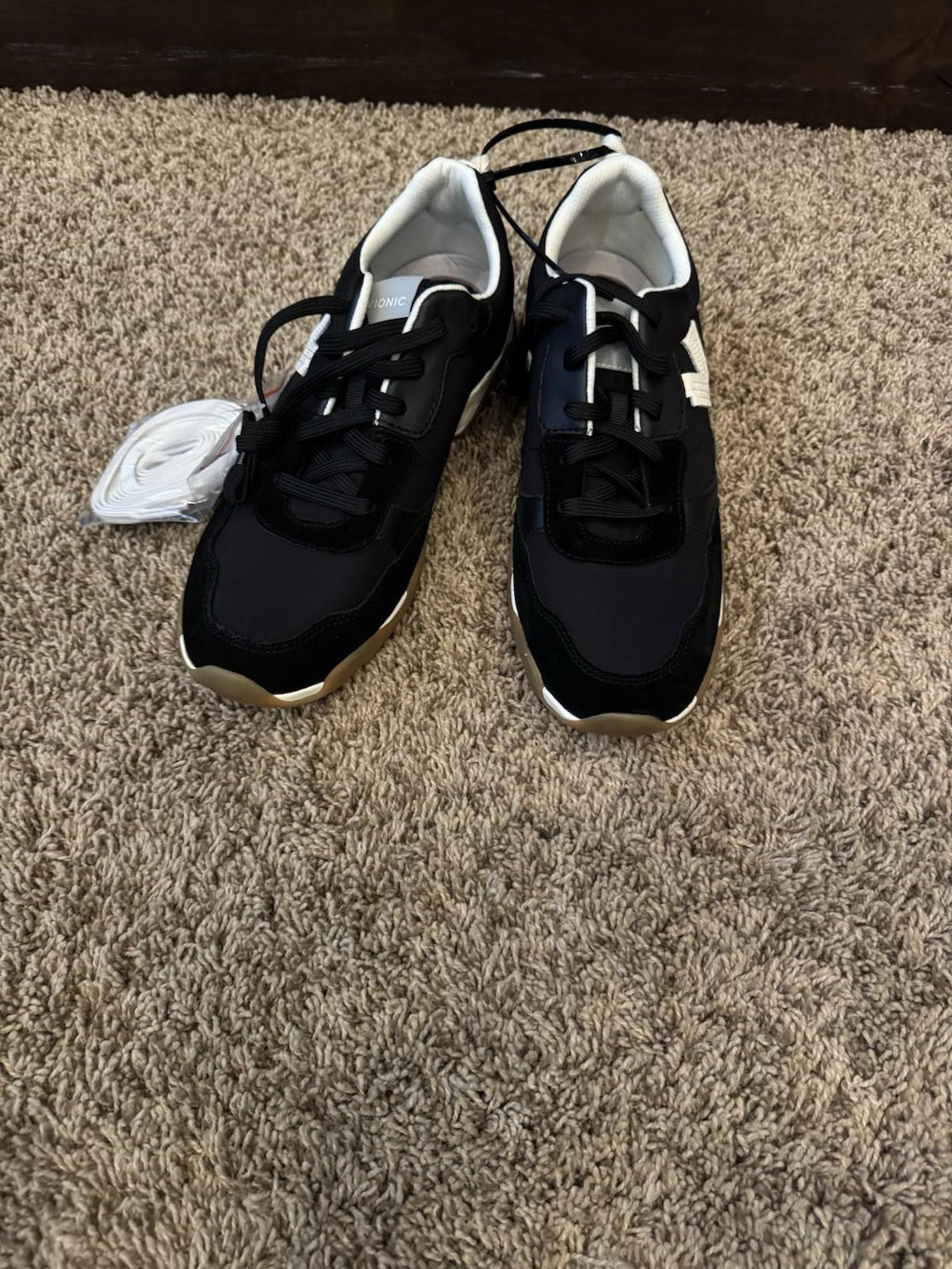 Vionic Women's Walk Slim Glide Sneaker Sz 9 US. NWOB