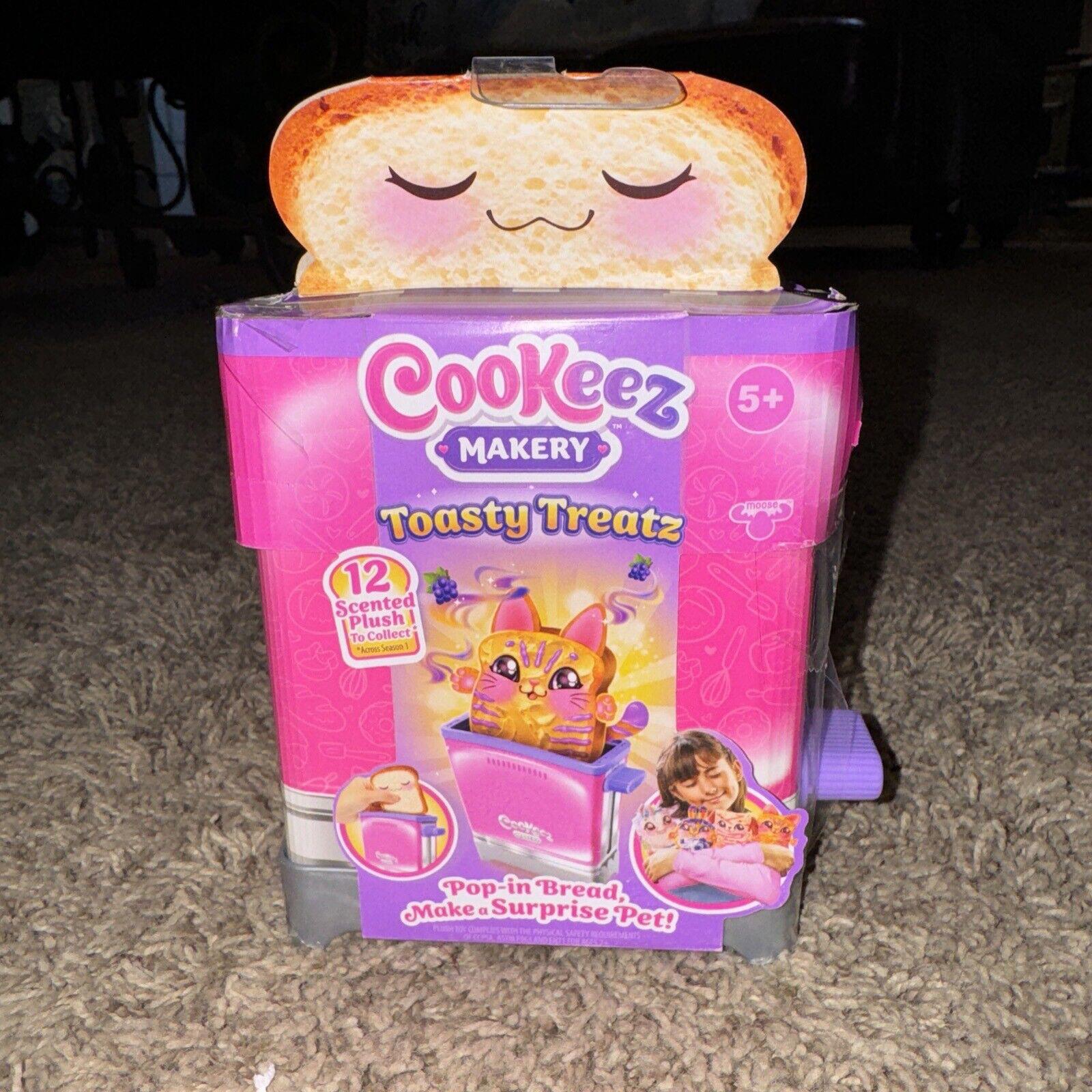 Cookeez Makery TOASTY TREATZ Toaster Oven Toy Scented Surprise Baked Plush Pet
