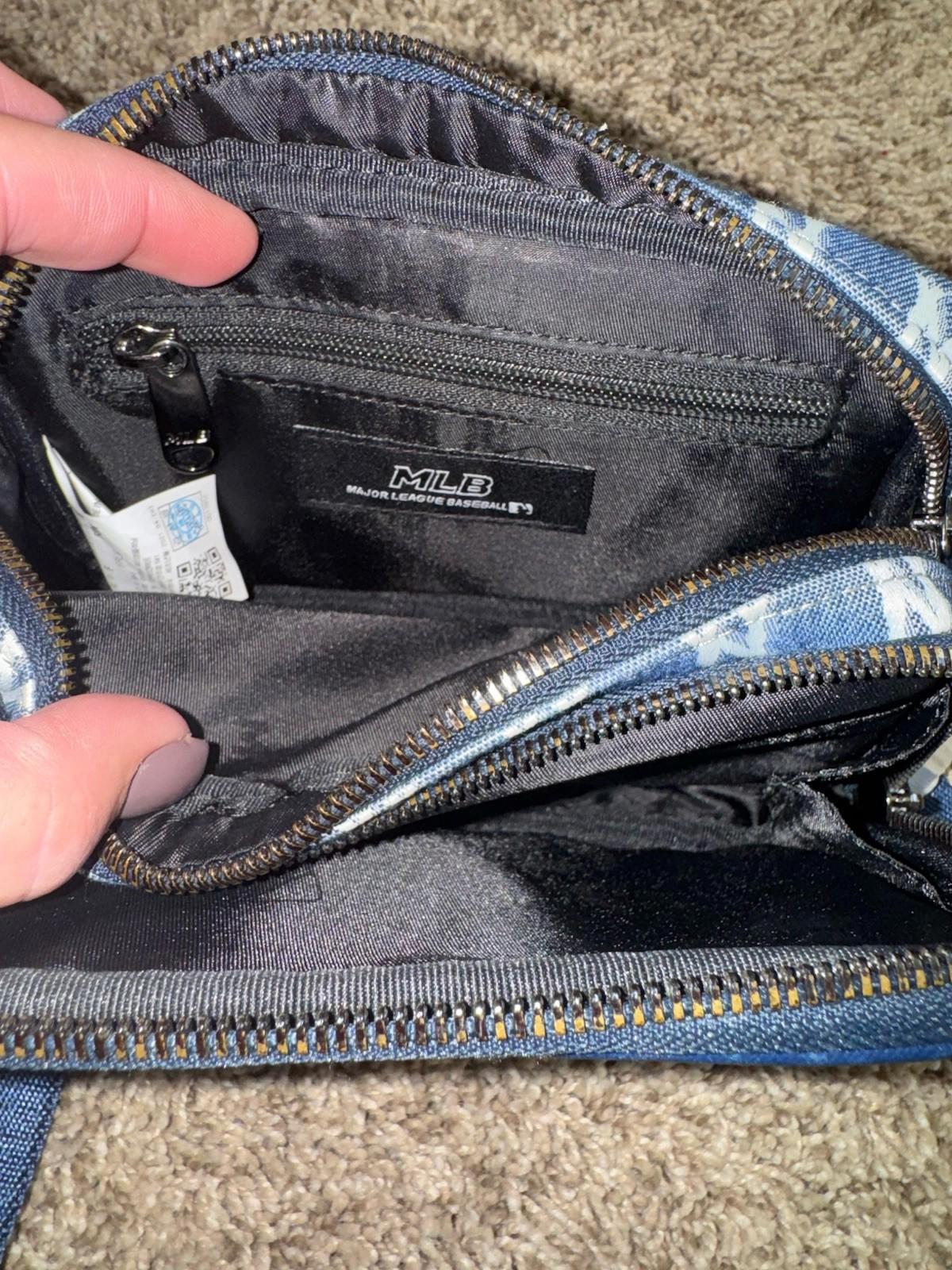 Hard To Find RARE NY Yankees MLB CROSS BAG NEW YORK YANKEES NWOT